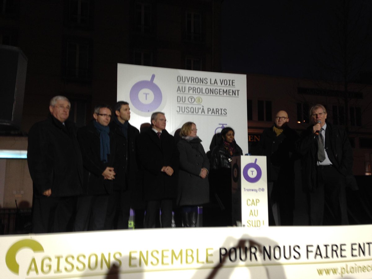 PlaineCommune's tweet photo. Les élus mobilisés pour le prolongement du #T8 ! Vous aussi, signez la pétition : http://t.co/ajwNambIlh @PBraouezec http://t.co/mQqGJ2XtWi