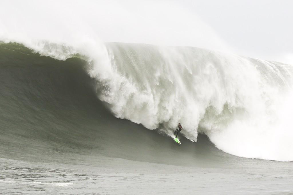 surfline's tweet photo. Here's @jamiemitcho's wipeout that snapped his 10'10" at Mav's #SurflineLive http://t.co/isLjPST0Bf @titansofmavs http://t.co/B9vDEH6ct7