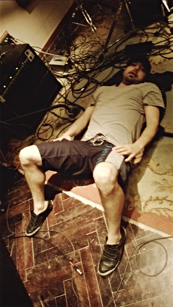 Le tiró al cantante...