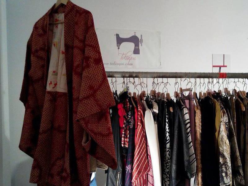 MuchoMaskMarket's tweet photo. Para solucionar tus compras navideñas, mejor acudir a un mercado en el que te miren a los ojos: #muchomaskemarketVIII http://t.co/RshbTEbetP