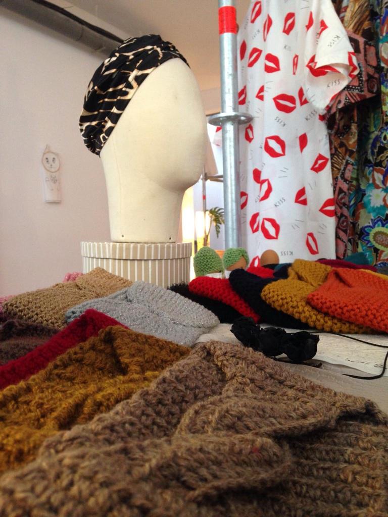 MuchoMaskMarket's tweet photo. Para solucionar tus compras navideñas, mejor acudir a un mercado en el que te miren a los ojos: #muchomaskemarketVIII http://t.co/RshbTEbetP