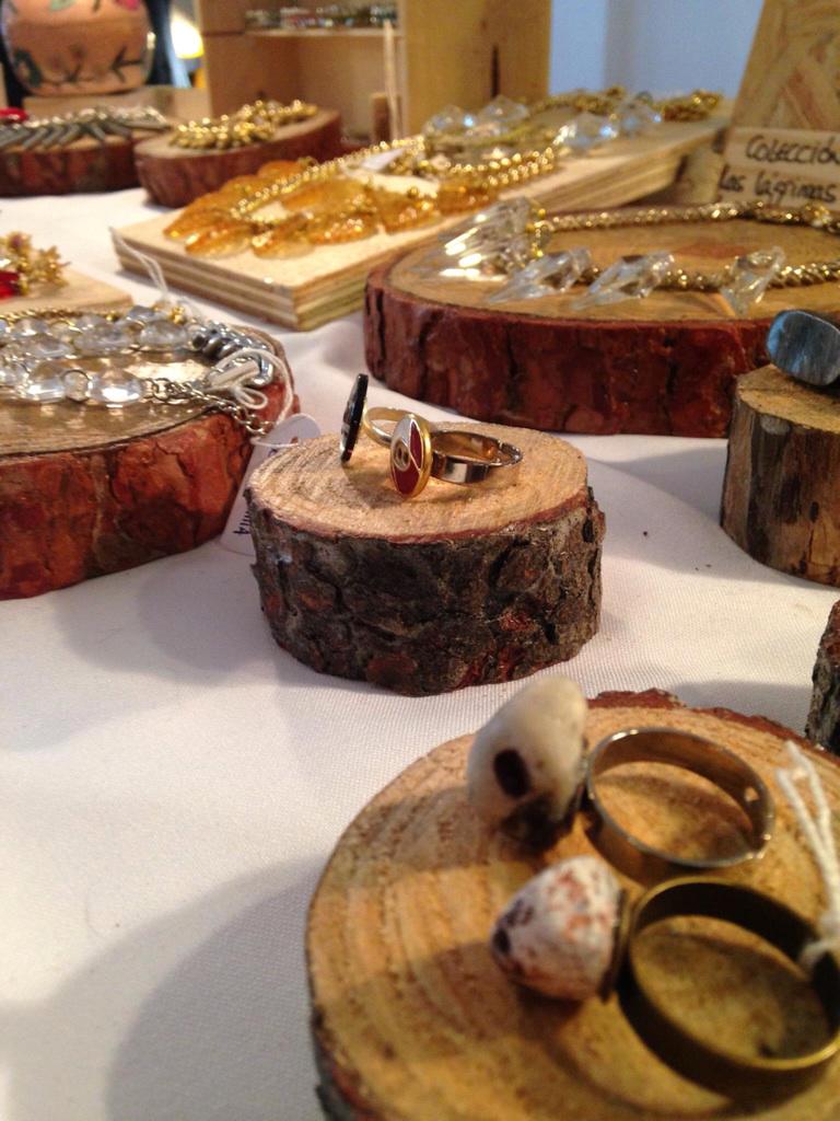 MuchoMaskMarket's tweet photo. Para solucionar tus compras navideñas, mejor acudir a un mercado en el que te miren a los ojos: #muchomaskemarketVIII http://t.co/RshbTEbetP