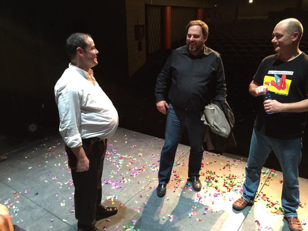 Raulmuto's tweet photo. [Instagram] Oriol @junqueras amb els actors del @poloniatv3 http://t.co/j7zUJ0Mct3 http://t.co/AupPpgqIeG