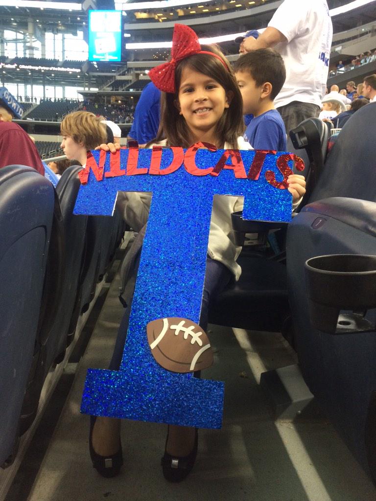 kcast254's tweet photo. She's ready for them cats #UILSTATE #txhsfb #txhsfbplayoffs http://t.co/boXAzZSg6s