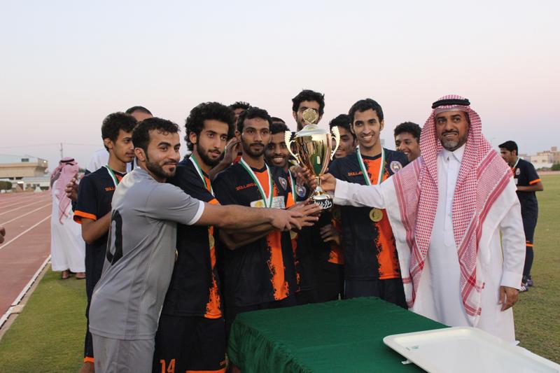 ALWASHM_FC's tweet photo. الفريق الاول لكرة القدم بنادي الوشم يتوج بكأس دوري مكتب شقراء ويتأهل لتصفيات المملكة للصعود للثانيه http://t.co/5xvpBFeYPr