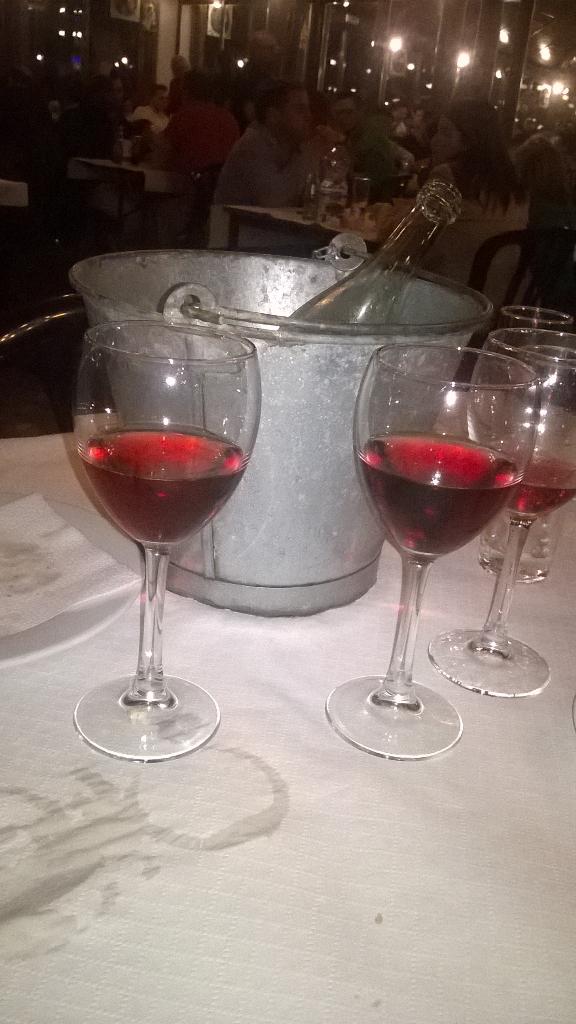 Coral_tiriri's tweet photo. Una de cenita con mis nenas @reyesgarde @sussanasanchez @Fn91Inmaculada @Rocio_tururu @NeiivaVva90 http://t.co/jdQi0UB8Dt