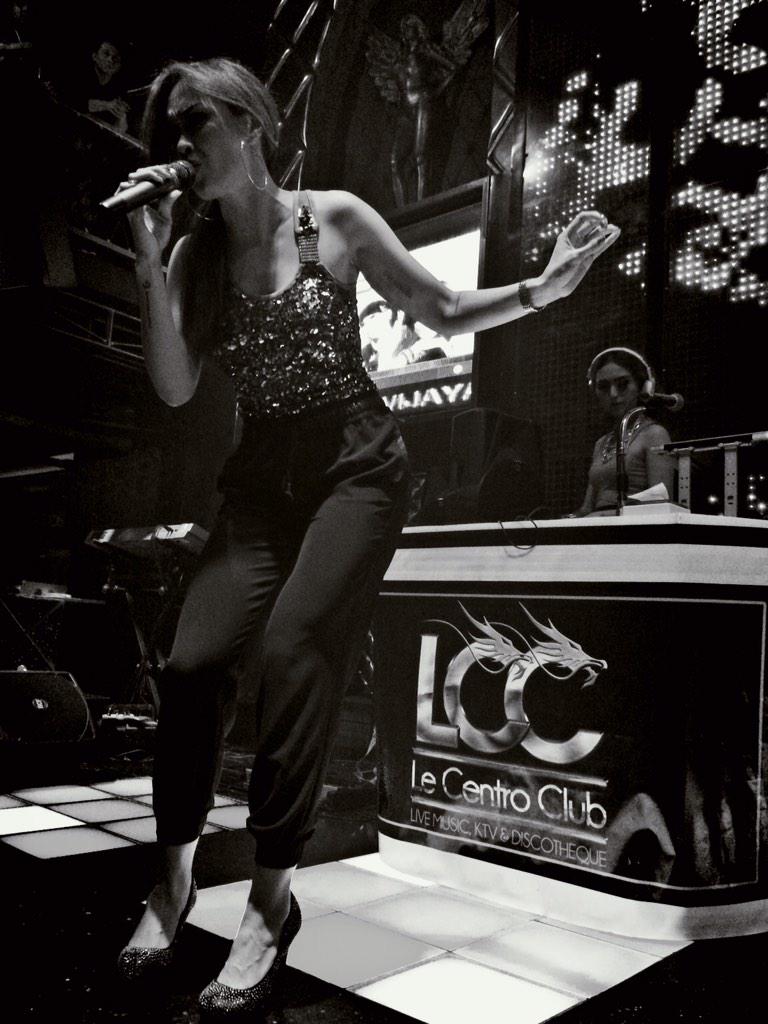 SaraWijayanto's tweet photo. #nyaidamar #SWgig 🎤 http://t.co/VuQsL5nmkF
