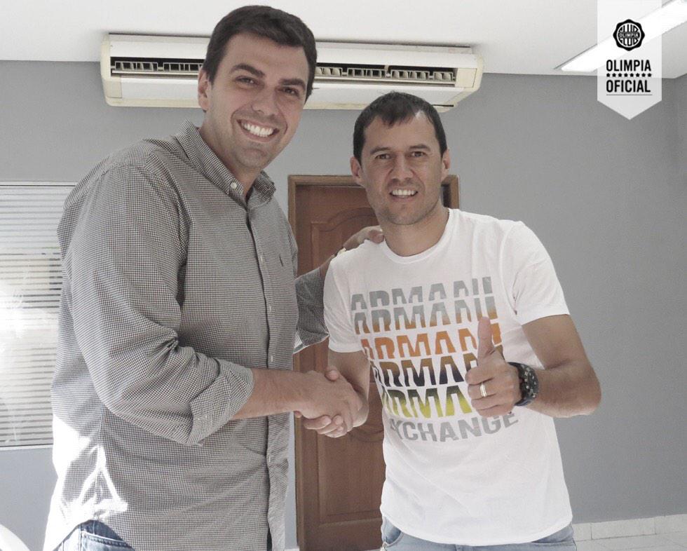 elClubOlimpia's tweet photo. Fredy "El Zorro" Bareiro ya firmó su contrato con el Club #Olimpia. ¡A dejar todo por la franja! #VamosOlimpia http://t.co/c0KzV2ykRQ
