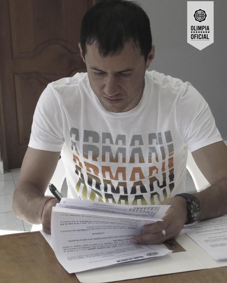 elClubOlimpia's tweet photo. Fredy "El Zorro" Bareiro ya firmó su contrato con el Club #Olimpia. ¡A dejar todo por la franja! #VamosOlimpia http://t.co/c0KzV2ykRQ