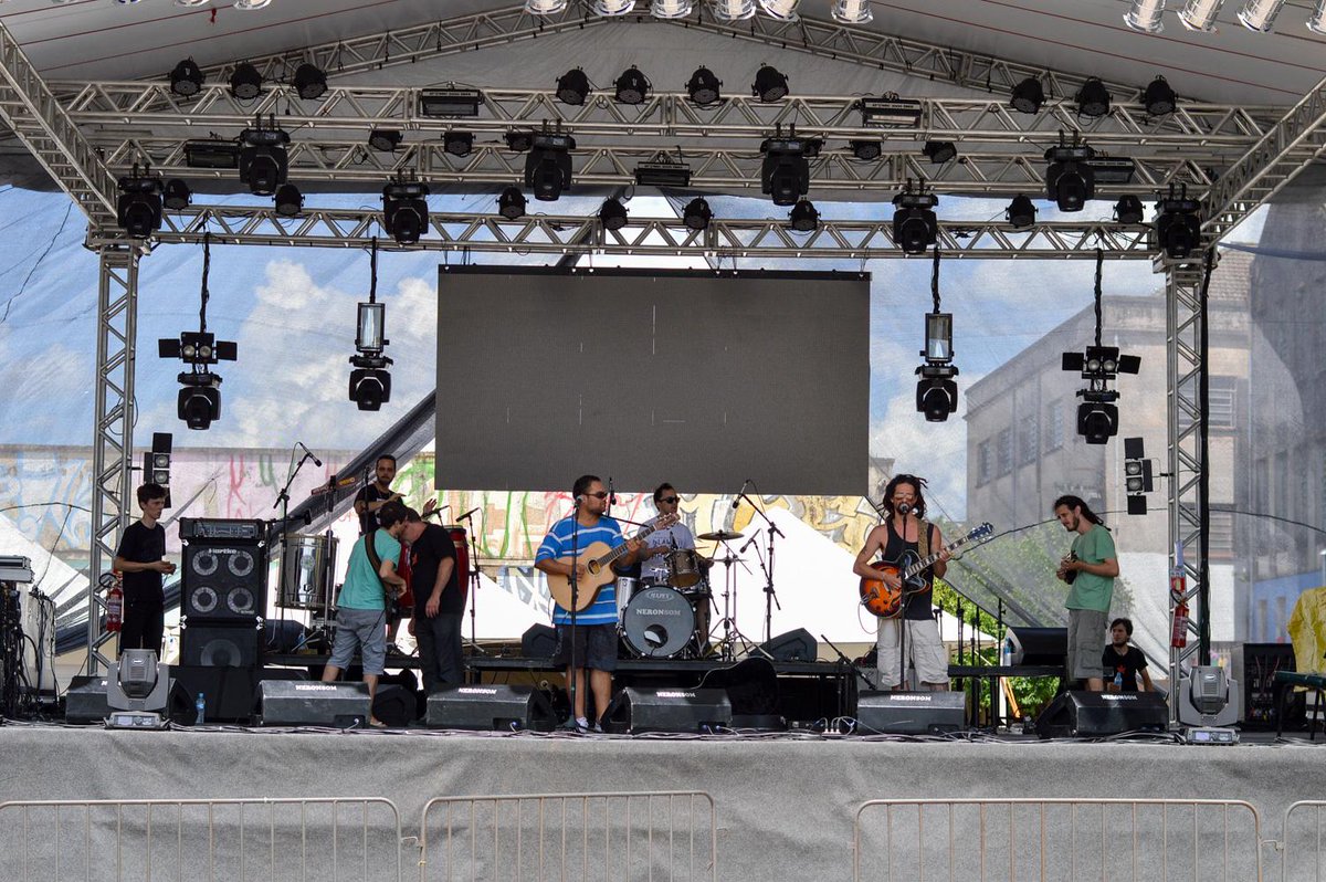 macondocircus's tweet photo. Cedo da tarde a @TRIBOBRASIL que vai abrir os shows do #Circus2014 passou o som e encheu o Largo da Gare de alegria http://t.co/vTlq1QeIH5