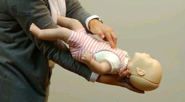 112cyl's tweet photo. ¿Sabrías actuar si un bebé se atraganta? @Salud_JCYL nos enseña en este VÍDEO: http://t.co/v9V7if9TzI #Consejos112 http://t.co/oSsubNYYDu