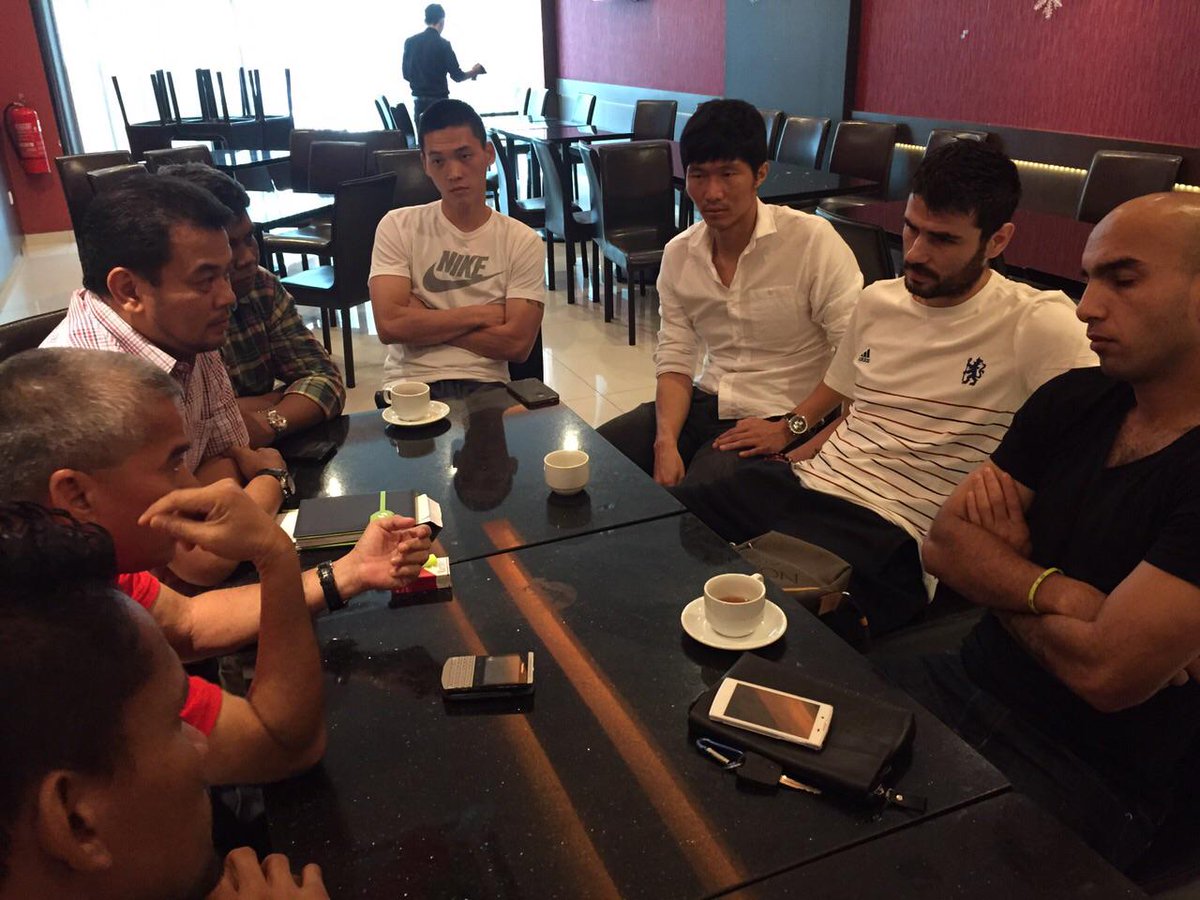 KtnFa's tweet photo. perbincangan strategi dgn pemain import The Seagulls.. http://t.co/pherOFu3Bq