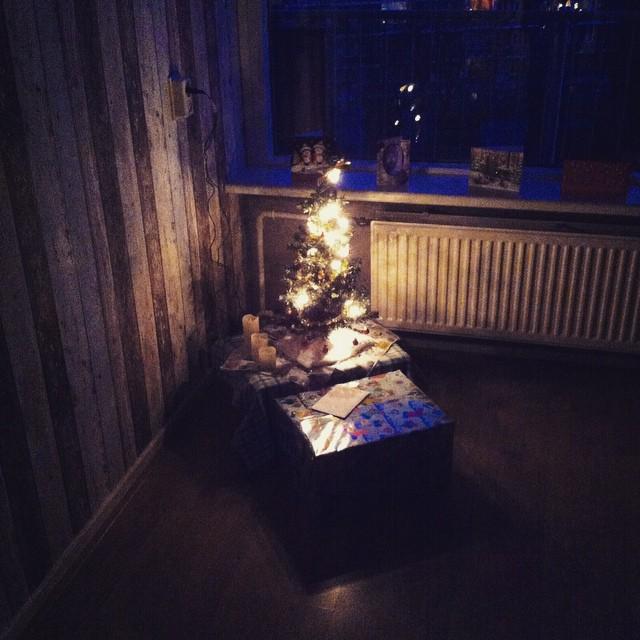 kerstmis's tweet image. Wij zijn dol op kerstbomen: Spullen naar t nieuwe huis brengen.. Staat er dit 😍 té lief! #kerstboom #cadeau #watz...