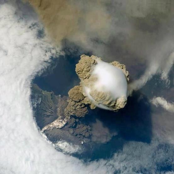 NatuPictures's tweet photo. Un volcán en erupción fotografiado desde el espacio. https://t.co/jVhYIylQbk