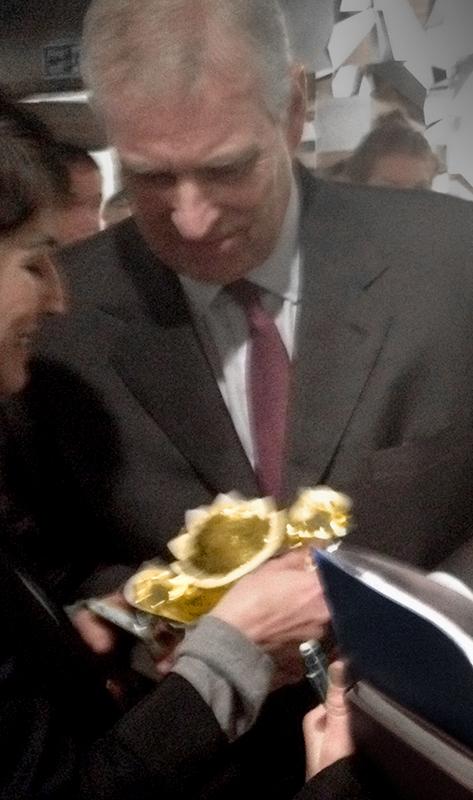 elenacorchero's tweet photo. ends at midnight! Here @TheDukeOfYork with Golden the #SmartPuppet lets reach 120 supporters! http://t.co/FjkXyKDLdr http://t.co/rk7Ff05QHm