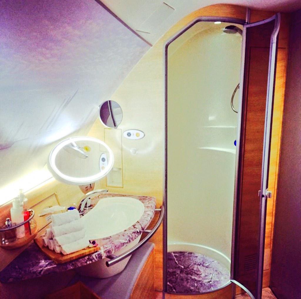 BackBayMemoirs's tweet photo. My lovely private bathroom--40,000 feet in the air.
#emiratesairline #luxury #backbaybetch http://t.co/A1reIYiHOT