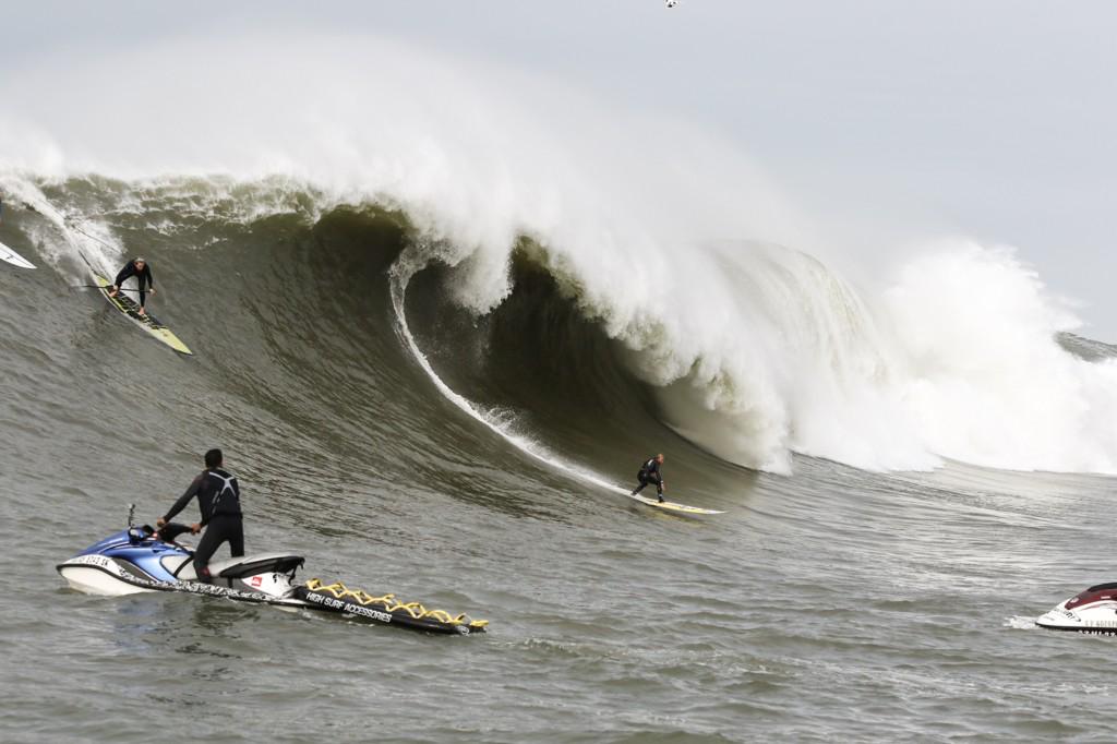 surfline's tweet photo. .@tannergud rushing a big one at Maverick's moments ago on #SurflineLive http://t.co/isLjPST0Bf @titansofmavs http://t.co/AOb5mMsdVG