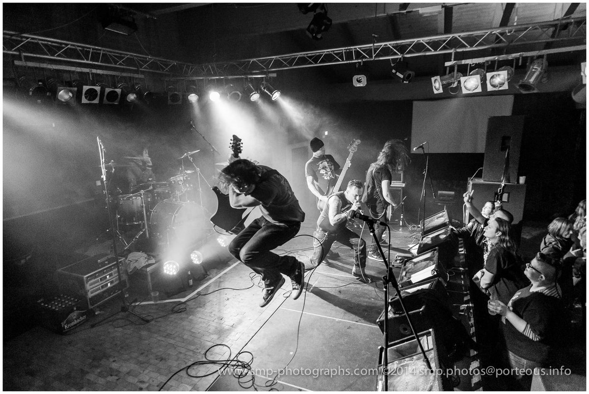 smp_photographs's tweet photo. Awesome gig in Hameln Germany tonight #hoverboots @v8wankers @GigPhotogs @MusicPhotogs http://t.co/i3LaZyjwdB