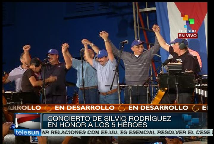 teleSURtv's tweet image. #LaFoto || #Los5Libres levantan sus manos junto a Silvio Rodríguez, quien ofreció concierto por sus liberaciones