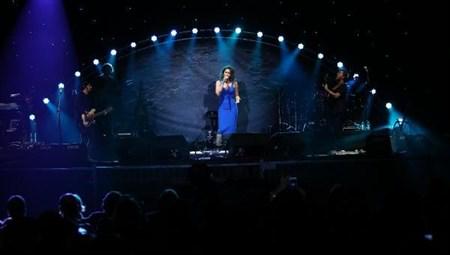 MersinMag's tweet photo. Mersin'de sanatçı Sıla, hayranlarına hoş bir konser sundu http://t.co/dmvmO9b5e2