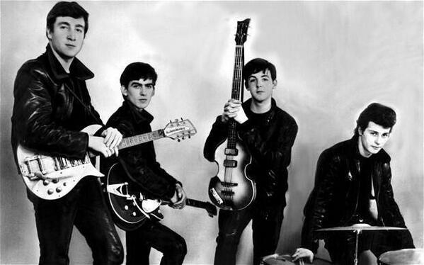 CoinWuTang's tweet photo. The Beatles con su primer baterista Pete Best, 1962. http://t.co/dv0yOfq2F8