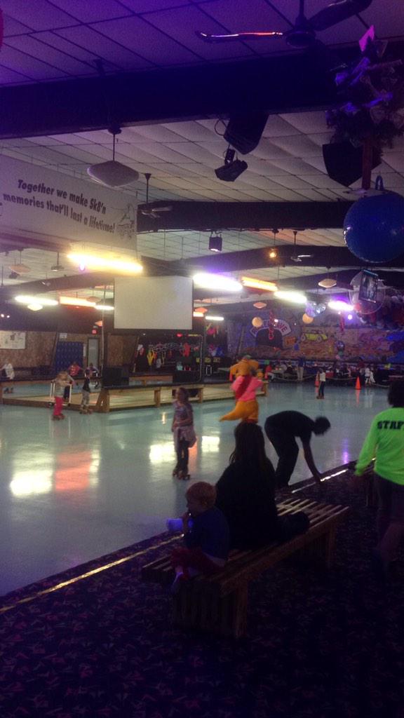 Everybody needs to come skating with us today!!!! It's PARTY TIME 😄😄😜😜