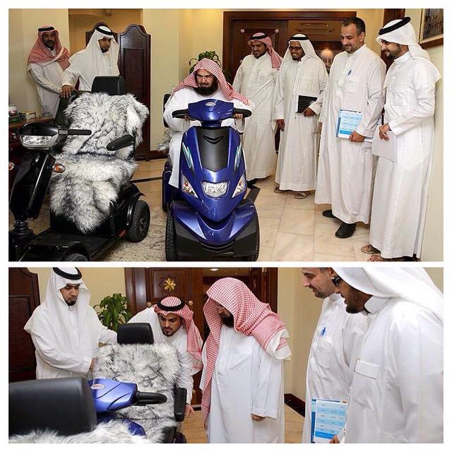 AJELNEWS24's tweet photo. #الشيخ_السديس يقود بنفسه عربة كهربائية جديدة لتجربتها وهي خاصة بذوي الاحتياجات الخاصة وكبار السن في #المسجد_الحرام
- http://t.co/KmNvhUHxPJ