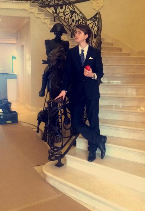 Alex_RdB's tweet image. -Toco a la puerta de @DakotaG_RDB sonriendo ampliamente, vestido y arreglado así-