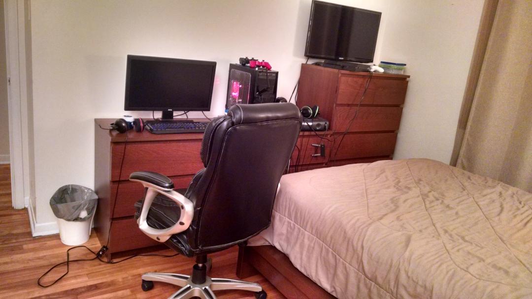 AbsoluteTown's tweet image. RT @Real_Roses: My room looks bigger and A LOT better now 😊  Cool cozy room