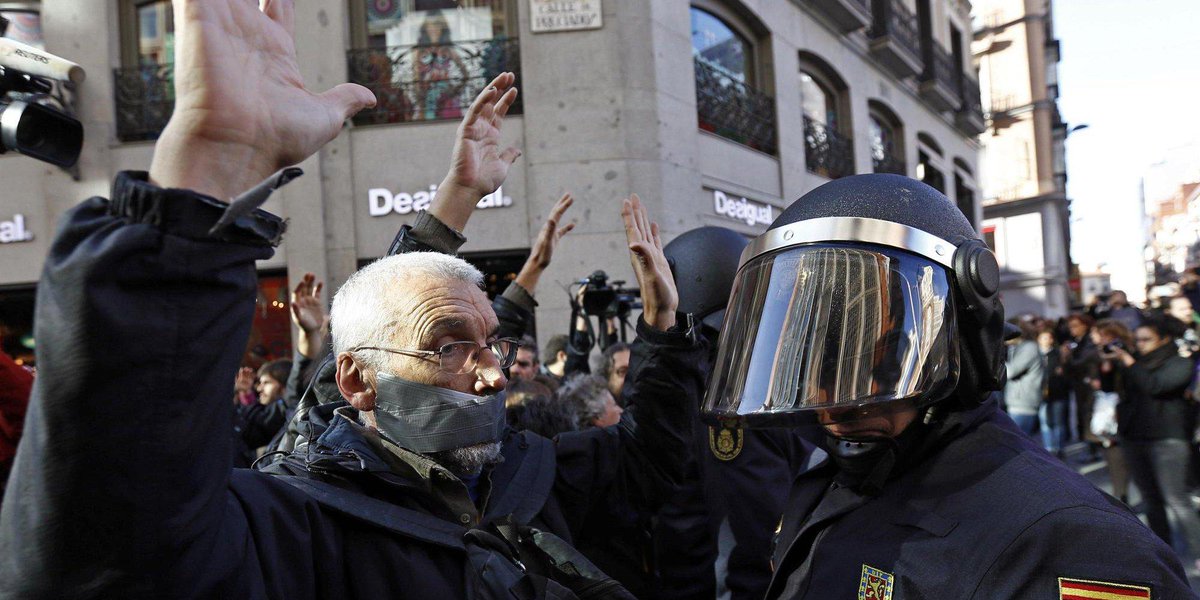 ElHuffPost's tweet photo. Las protestas en toda España contra la 'ley mordaza', en imágenes (FOTOS) http://t.co/vHoXDSihUo http://t.co/NPWJ9maoO1