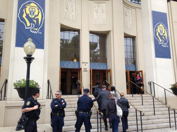 CDeBenedetti's tweet photo. So far, more police officers than protesters at #CalCommencement Saturday #billmaher http://t.co/m3lzNoeRxG