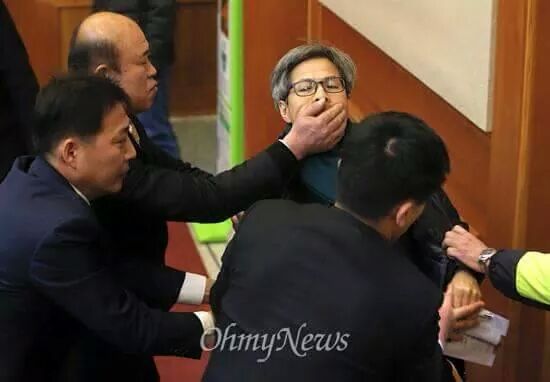 입막혀 버린 민변의 권영국 변호사..
"대한민국 민주주의는 죽었다!!"
모든 국민의 입을 이리 틀어 막고 싶겠지..
하지만 언젠가는 그 진실이 밝혀지고 역사는 너희들을 평가할거다..
#박근혜퇴진 #민주주의