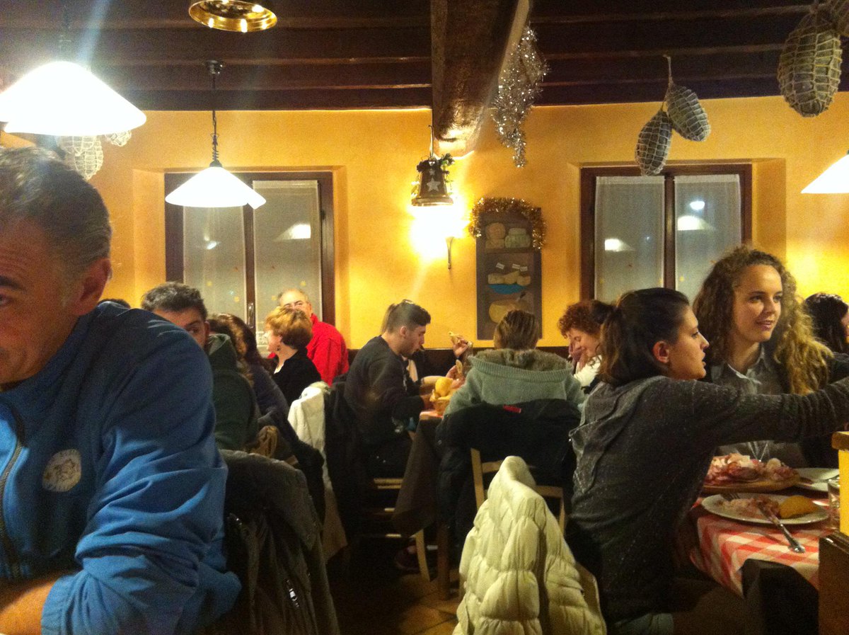 Claudio_De_Luca's tweet photo. Cena di Natale con la squadra dopo la nona vittoria consecutiva (3-0) 😊✌️ https://t.co/mYxqIb85E1 http://t.co/u5tJGiva4b