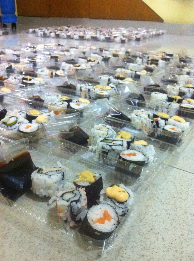 TSPmoriawase's tweet photo. 200pax for @koremgunsa ! 😊😄🍣 http://t.co/KsZMcG0RvH