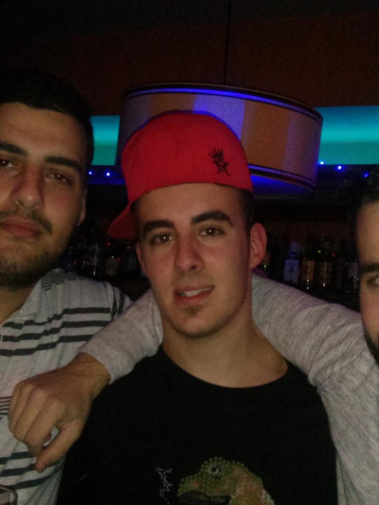 FansClubCastrin's tweet photo. El TT @Castrin91Funde la Bañeza...cuidao papas k dejáis salir a las niñas estos días del años...el TT anda suelto!!! http://t.co/Ur2kr0YPWB