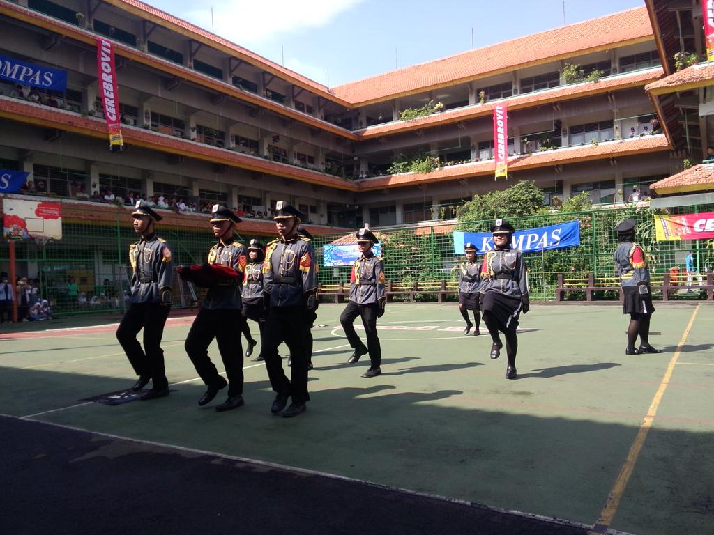 paskib_smk8jkt's tweet photo. penampilan pengibaran nomor urut.7 dari SMK WIJAYA KUSUMA Jakarta #Transform8 http://t.co/0vHWx5oXY0