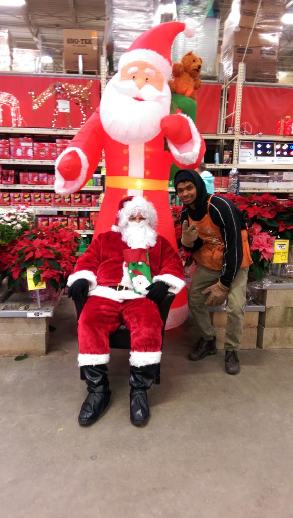 michelle06651's tweet photo. Santa and his Home Depot Elves!! 0959!! http://t.co/utJRZaTofm