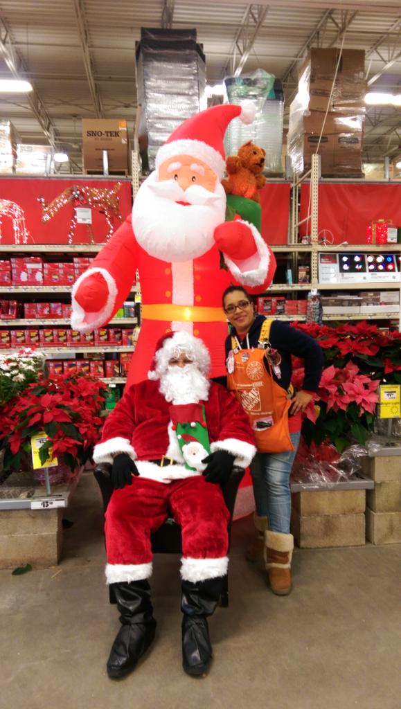 michelle06651's tweet photo. Santa and his Home Depot Elves!! 0959!! http://t.co/utJRZaTofm
