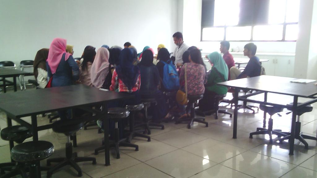 openhouse_fk's tweet photo. labolatoriom Farmakologi #OPHOFK14 http://t.co/8S0qhzRIvU