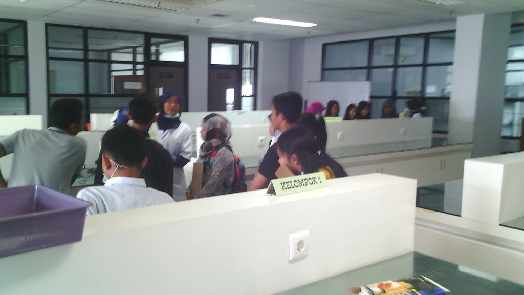 openhouse_fk's tweet photo. labolatorium mikro biologi #OPHOFK14 http://t.co/t4hVkm3blX