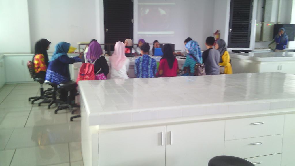 openhouse_fk's tweet photo. labolatorium biokimia #OPHOFK14 http://t.co/4Lw2NztNRZ