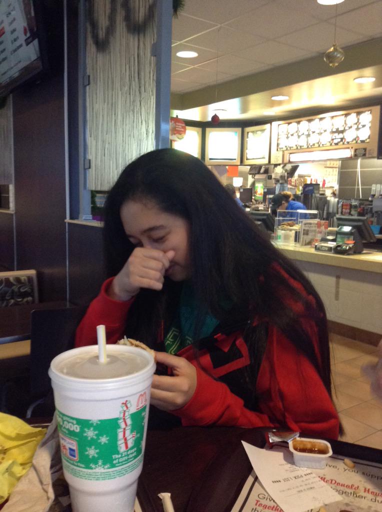 AlmaPradoUpdate's tweet photo. Alma scratching her nose http://t.co/C6JEJizGrr