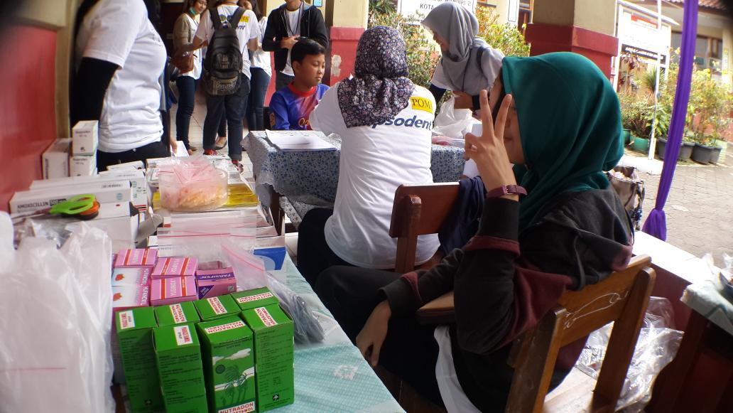 Teteh bagian kefarmasian yang pundungan.. #UNJANIMENGABDI14