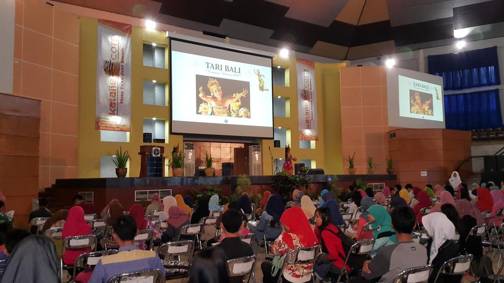 indrasugiarto_'s tweet photo. Rangkaian acara #GCFC4 dibuka dg tari bali @GCFC_IPB @katalisipb http://t.co/Xj6uAdY1OD