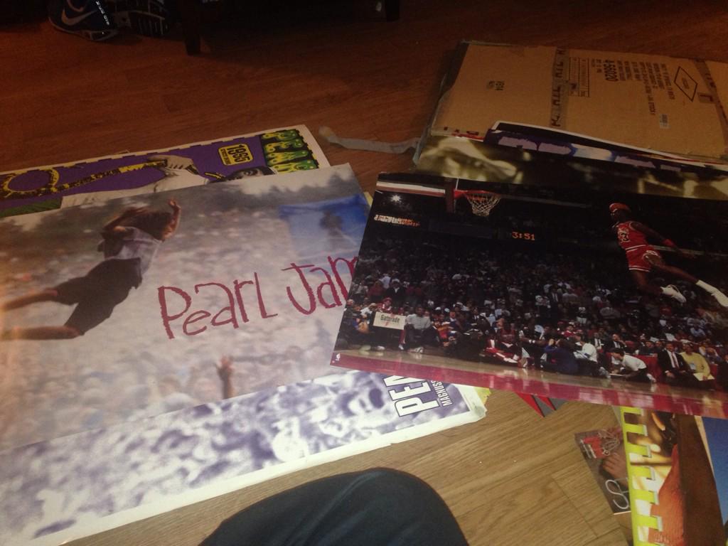 pjtourkid's tweet photo. EV vs MJ. #23vs23 crazy how similar their flying pose is... Mike is rising and Ed is descending though. #90sKings http://t.co/qiyk8yUOjs