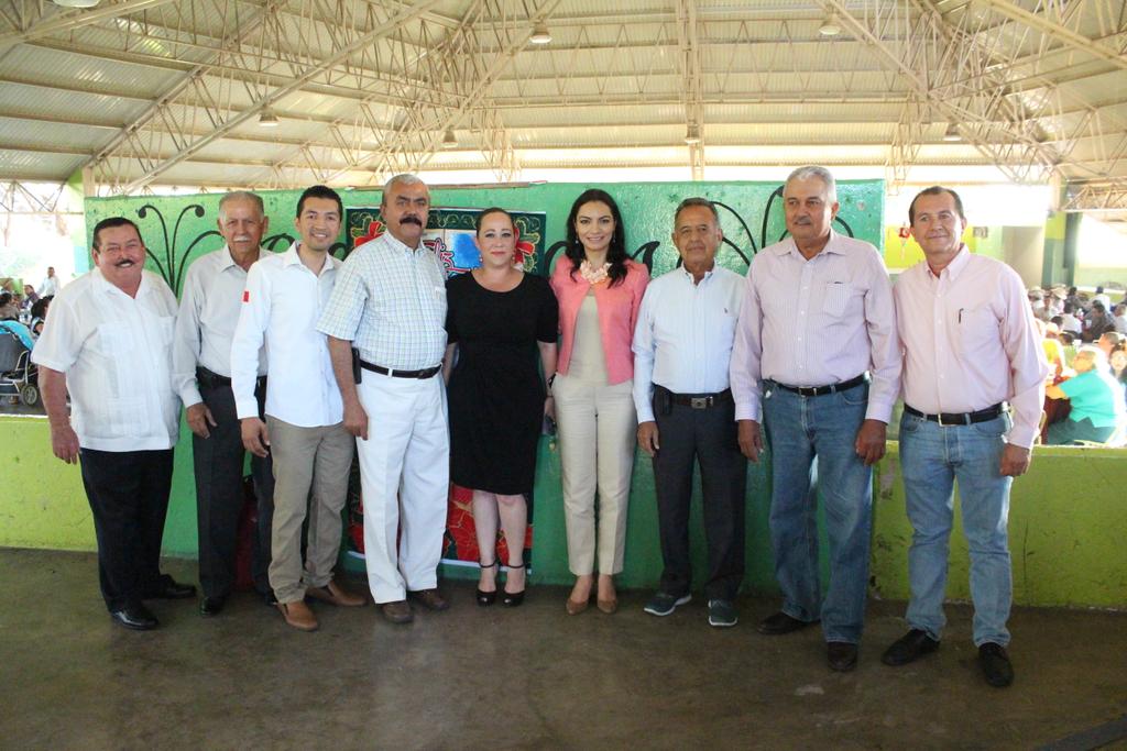 Mely_Romero's tweet photo. En la convivencia navideña con la familia priista de mi municipio #Cuauhtémoc http://t.co/ersK3HVRl6