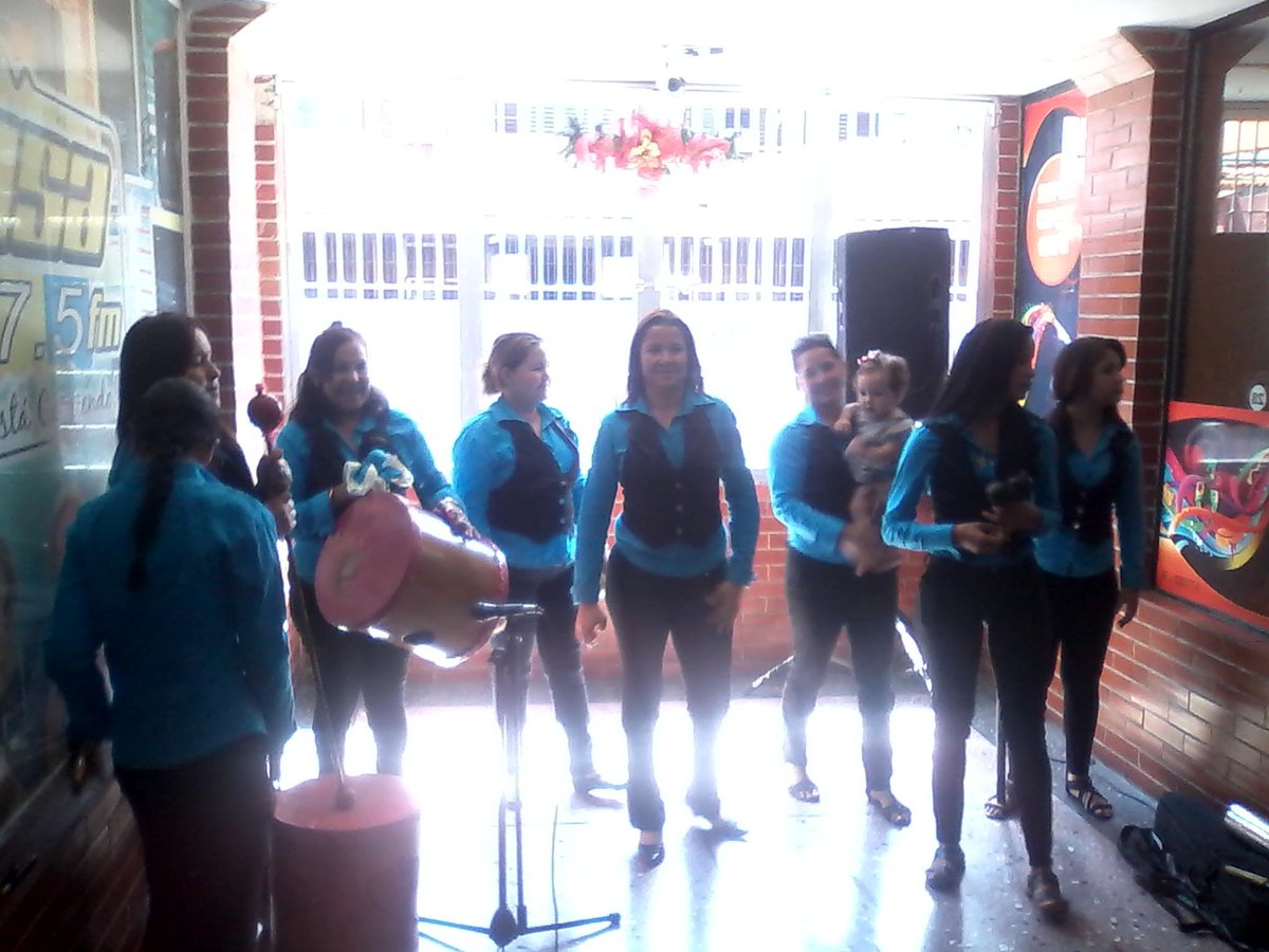 golosafm's tweet photo. Los estudio Golosa 97.5 FM se deleito de buena música navideña con la parranda Renovación mensajera. ``DJ Kevin`` http://t.co/28ijDoRPzk