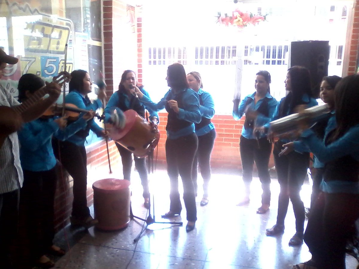 golosafm's tweet photo. Los estudio Golosa 97.5 FM se deleito de buena música navideña con la parranda Renovación mensajera. ``DJ Kevin`` http://t.co/28ijDoRPzk