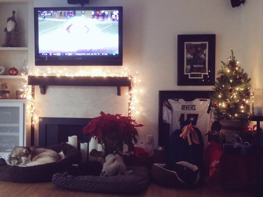 ChadMMurray's tweet photo. All the boys are nestled in their beds in hopes that Saint Nick soon would be there... #HappyHolidays http://t.co/eOzJZtBGz4