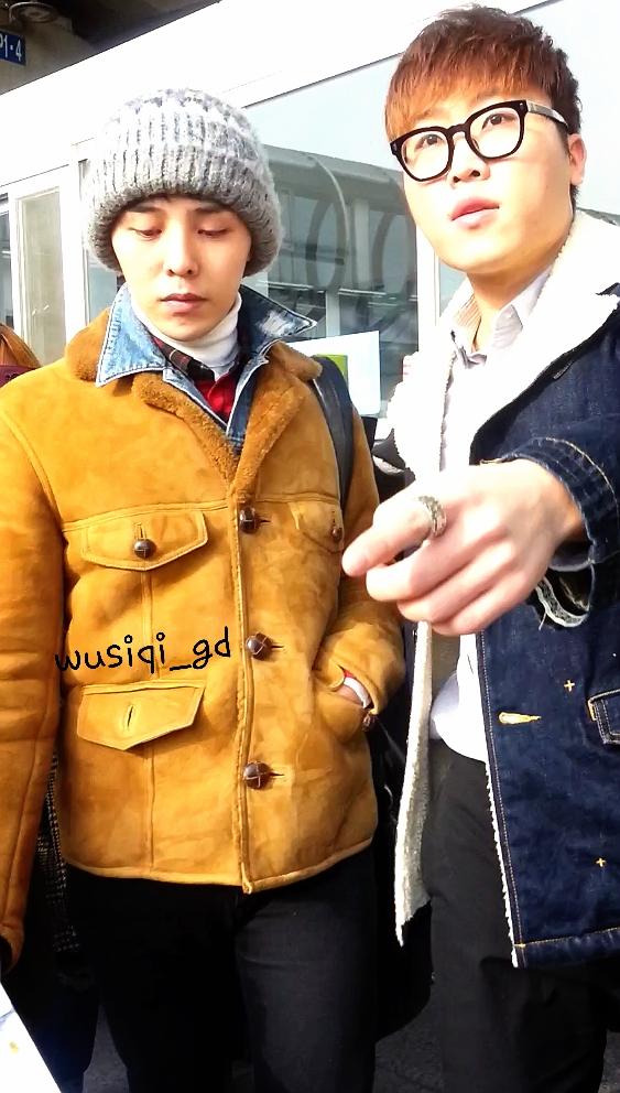 [21/12/14][Pho] GD và Taeyang trở về Hàn từ Sapporo, Nhật B5WZ2WZCAAAY4DR